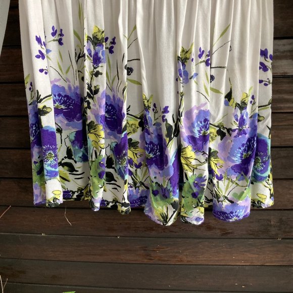 Retro White and Purple Floral Skirt - Picture 2 of 3